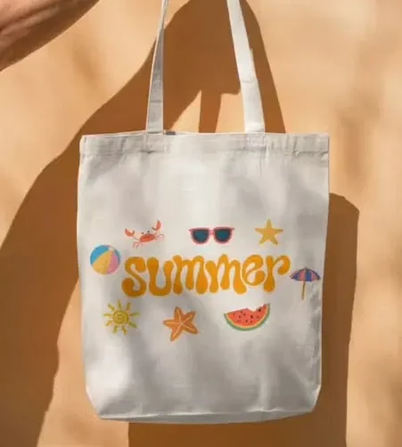 Ecobag Summer com estampas de sol, frutas e acessórios de verão